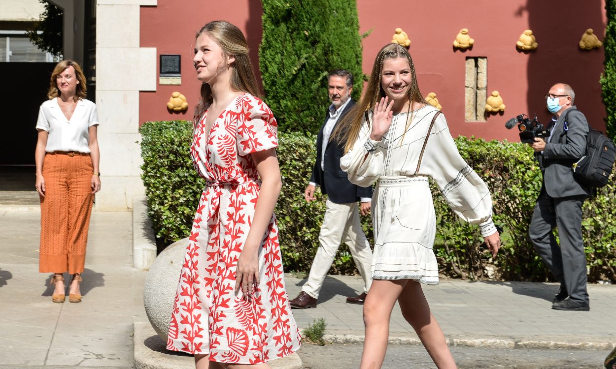 La Princesa Leonor (2i) y la Infanta Sofía (2d) saludan a su llegada al teatro museo Dalí de Figueres, a 3 de julio de 2022, en Figueres, Girona, Cataluña (España).