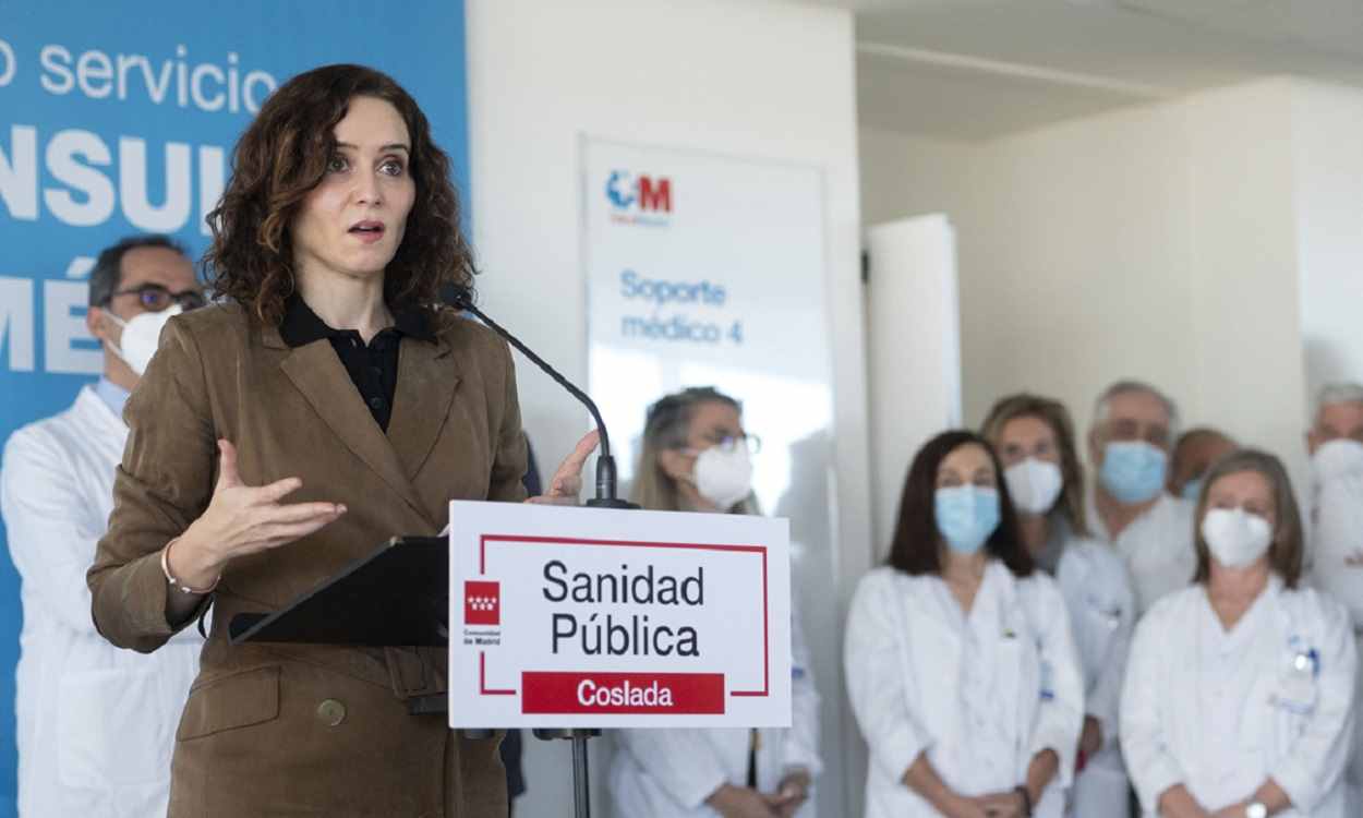 La presidenta de la Comunidad de Madrid, Isabel Díaz Ayuso, en el Hospital Universitario de Henares. EP