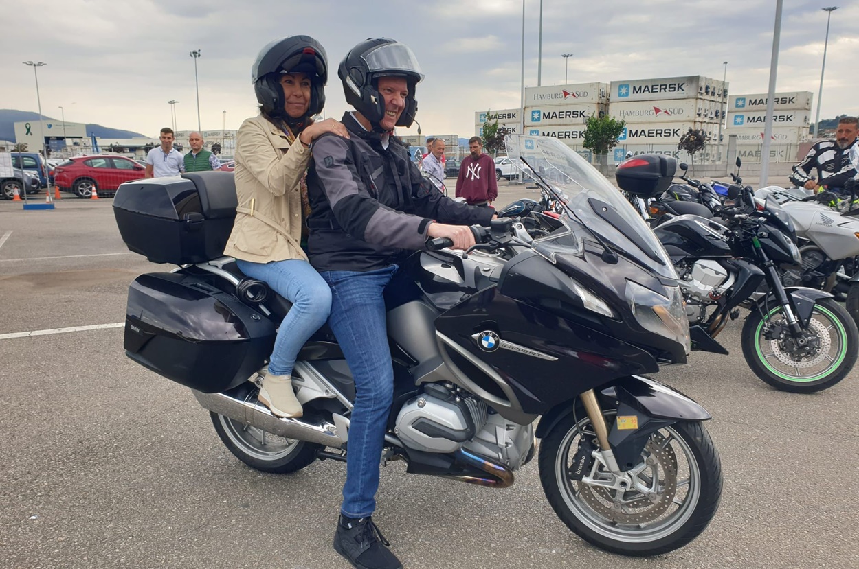 Alfoso Rueda, presidente de la Xunta, ayer en Marín, Pontevedra, en una concentración motera.