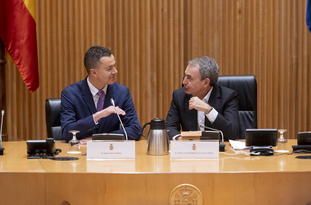 El portavoz parlamentario, Héctor Gómez  y el expresidente del Gobierno, José Luis Rodríguez Zapatero, durante la jornada parlamentaria ‘sobre la visibilidad y el liderazgo LGTBI’, en el Congreso de los Diputados. E.P.