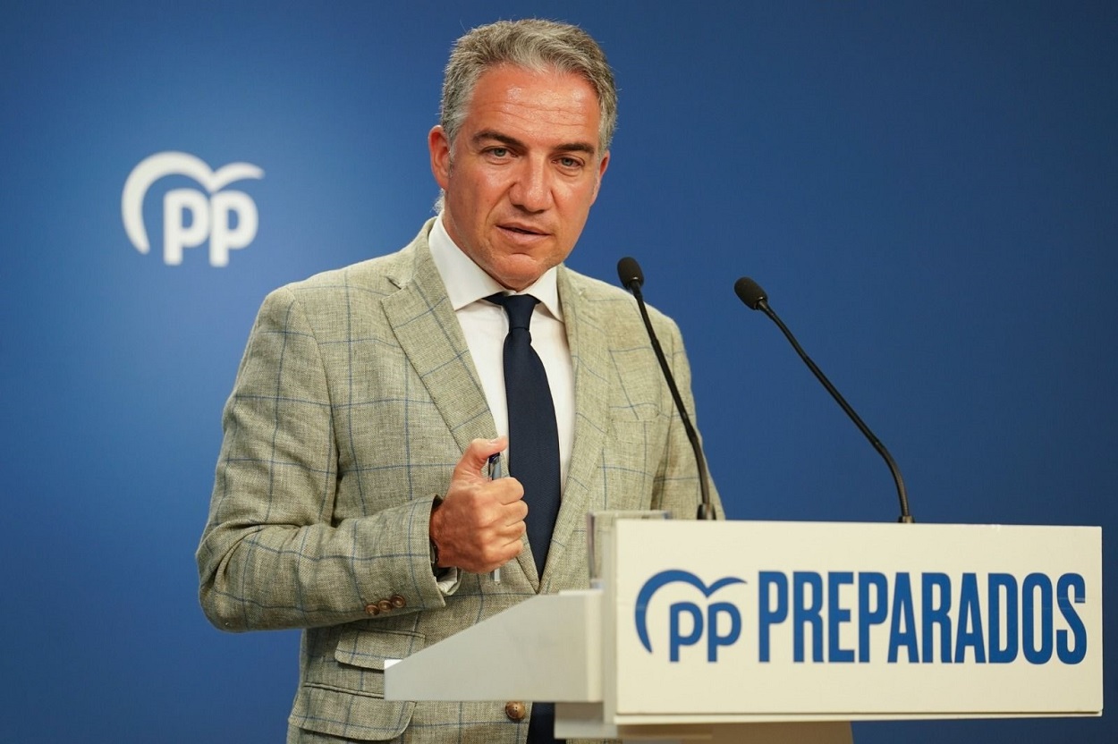 El coordinador general del PP, Elías Bendodo, en rueda de prensa. EP.