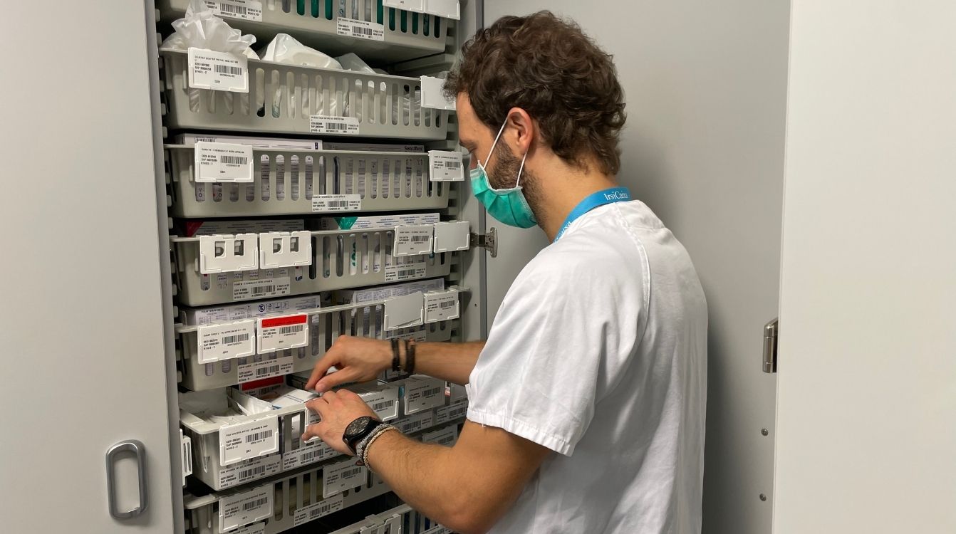 Investigador de IrsiCaixa en el laboratorio