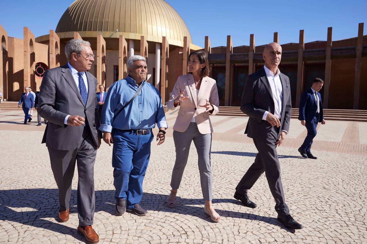 La ministra Reyes Maroto, junto al alcalde de Sevilla, Antonio Muñoz, el consejero de Economía, Rogelio Velasco, y el representantes de los trabajadores de Abengoa, ayer en Sevilla. JOAQUÌN CORCHERO/EP