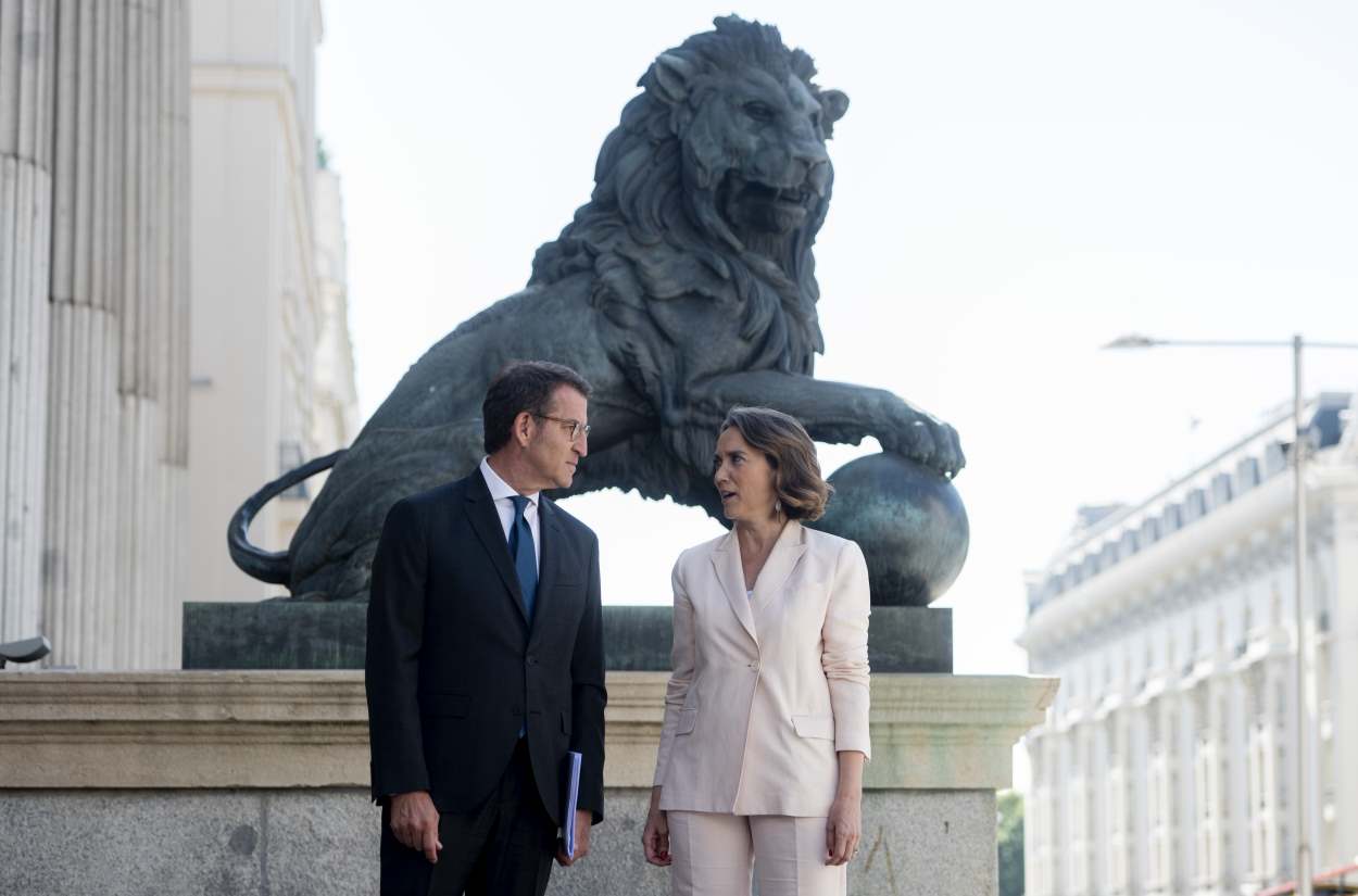 El presidente del PP, Alberto Núñez Feijóo y la secretaria general y portavoz del PP, Cuca Gamarra, posan en la puerta de los Leones del Congreso de los Diputados