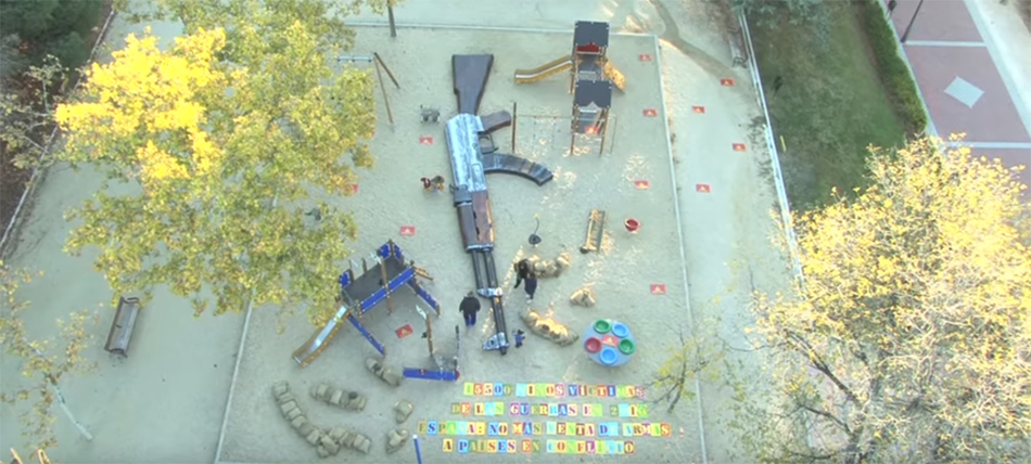 Save the Children recrea en un parque infantil en Madrid una zona de guerra