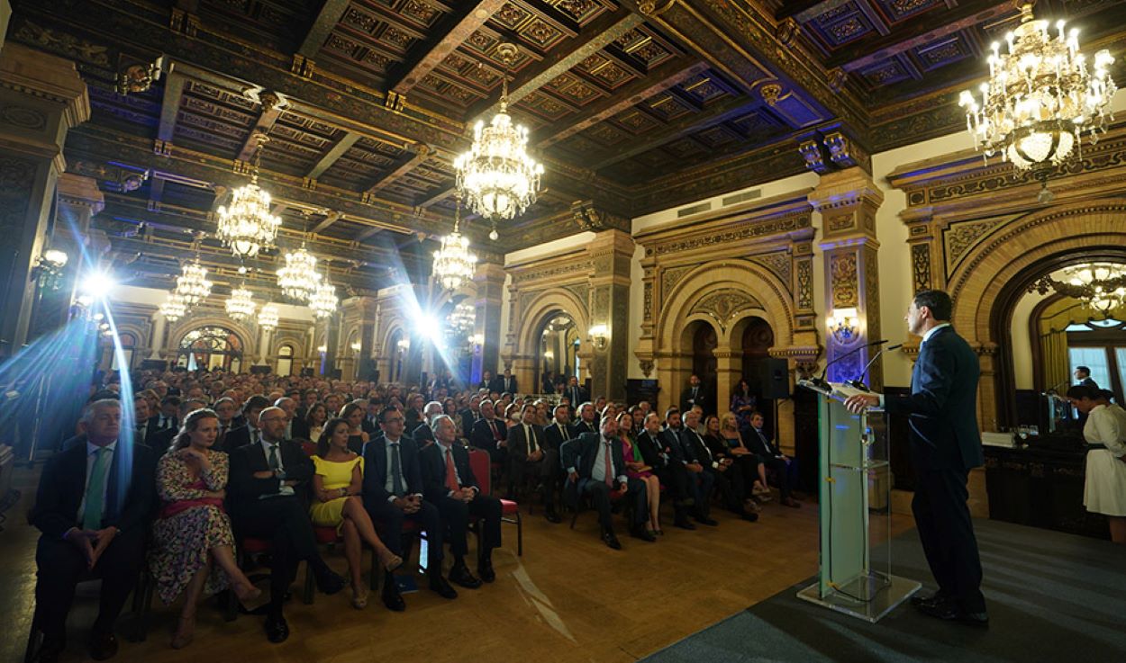 Autoridades e invitados a la presentación del Anuario Joly escuchando la intervención de Moreno.