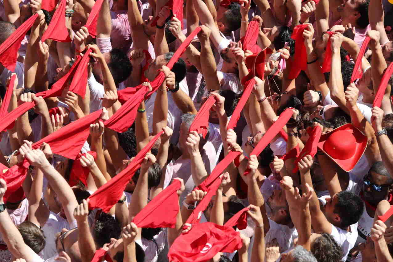 Miles de personas celebran el Chupinazo que da inicio en los últimos San Fermines antes de la pandemia, los de 2019 en Pamplona (Navarra).