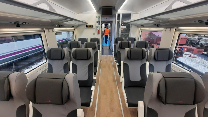Interior de uno de los nuevos trenes 730 de Renfe que se destinarán a Extremadura.