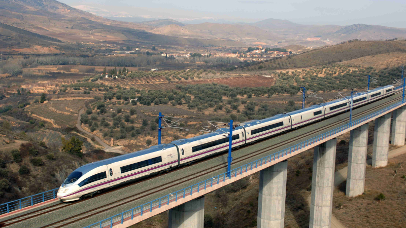 un tren ave cruzando un puente