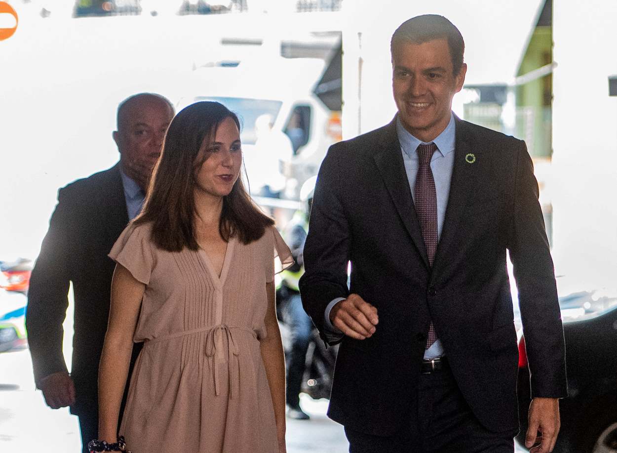 El presidente del Gobierno, Pedro Sánchez y la ministra de Derechos Sociales y Agenda 2030, Ione Belarra (d), a su llegada al acto 'Infancia con Derechos Plan de Acción Estatal de la Garantía Infantil Europea’