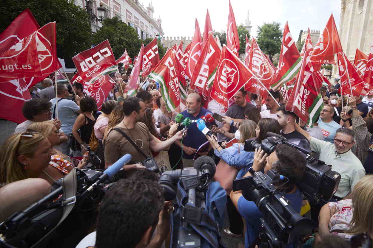Concentración convocada por los sindicatos frente a la patronal en Sevilla