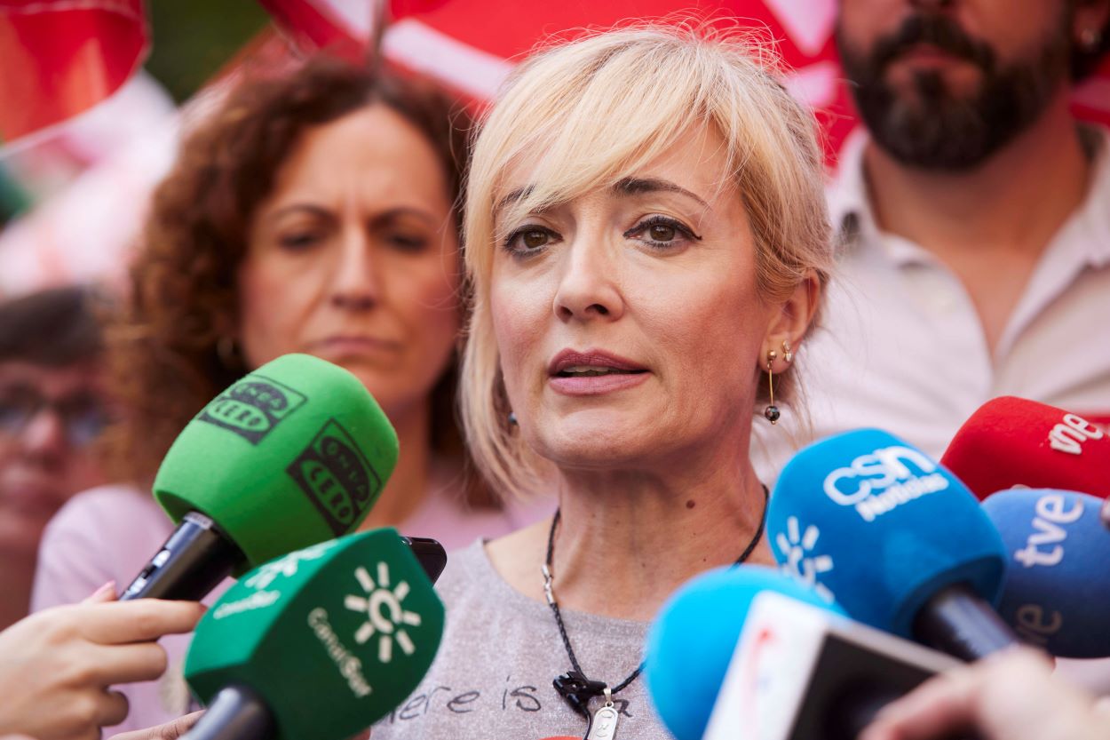 La secretaria general de UGT Andalucía, Carmen Castilla, atiende a los medios durante la concentración convocada por CCOO y UGT. JOAQUÍN CORCHERO/EP