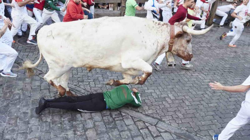 Un toro salta encima de un corredor durante el primer encierro de las Fiestas de San Fermín 2022 de la ganadería de Núñez de Cuvillo. EP.