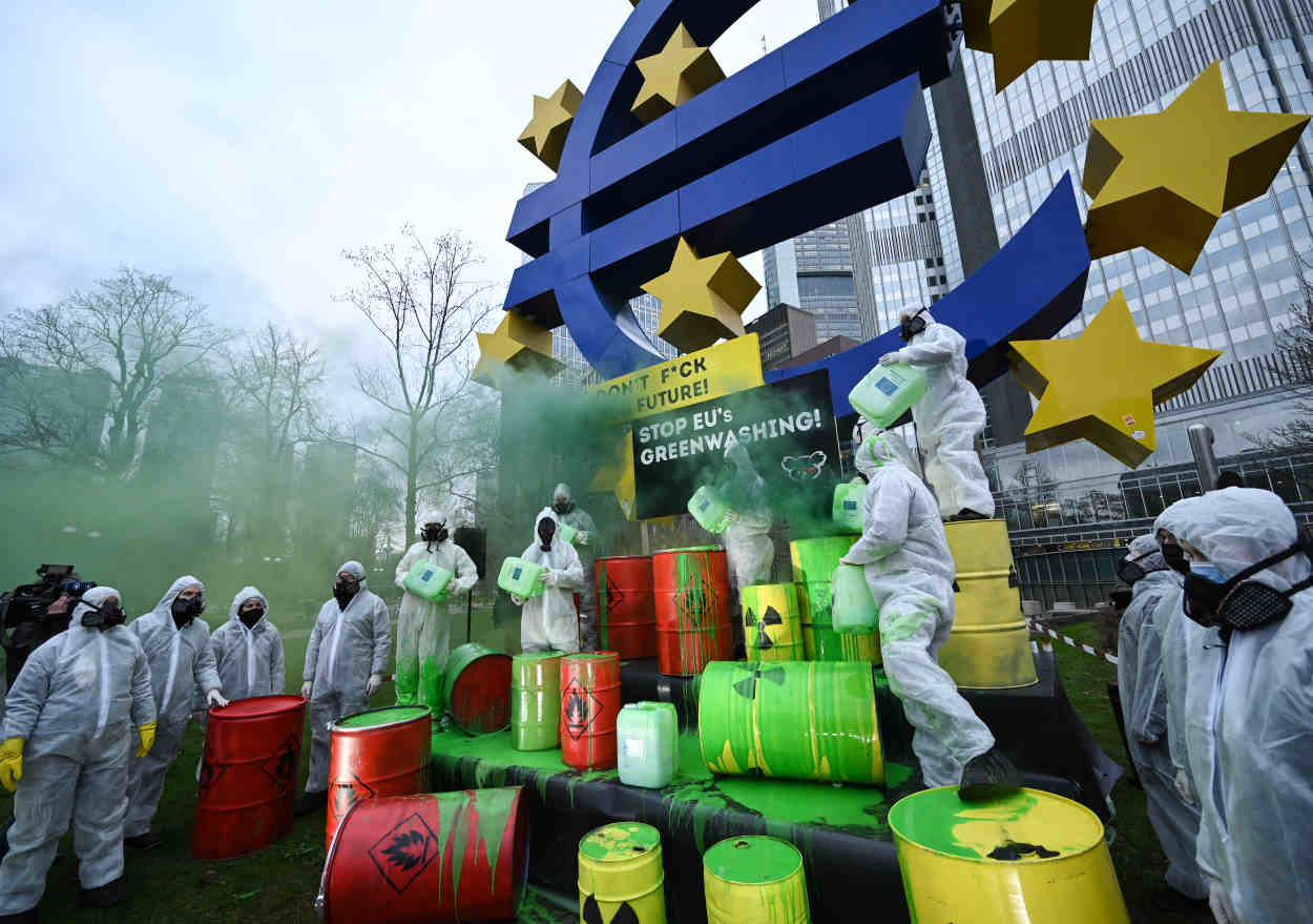 Activistas atacan la escultura del euro ante el BCE. Europa Press