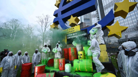 Activistas atacan la escultura del euro ante el BCE. Europa Press
