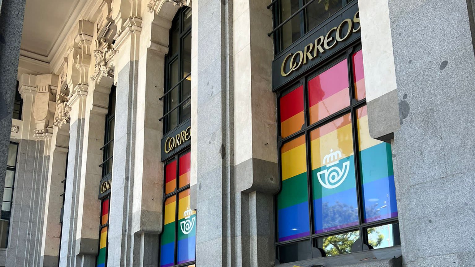 La bandera arcoíris, en la sede de Correos de la plaza de Cibeles. Twitter