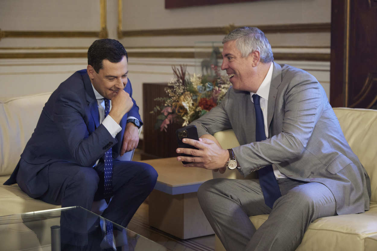 Charla distendida entre Juan Manuel Moreno y José Vicente de los Mozos antes de la rueda de prensa. JOAQUÍN CORCHERO/EP