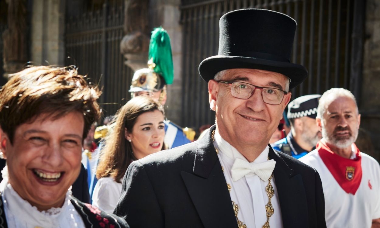 La concejala Ana Elizalde y el alcalde de Pamplona, Enrique Maya, durante la procesión de San Fermín, a 7 de julio de 2022, en Pamplona, Navarra (España).