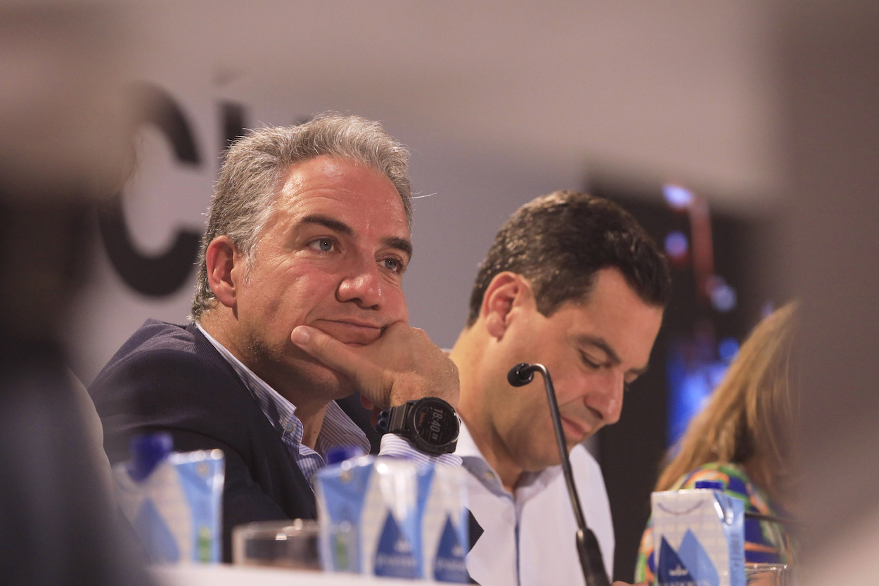 Elías Bendodo y Juan Manuel Moreno, ayer en la reunión del Comité Ejecutivo y la Junta Directiva del PP malagueño. ÁLEX ZEA/EP