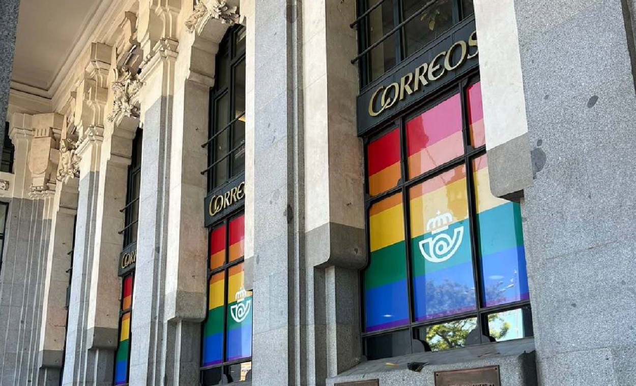Correos exhibe la bandera arcoiris en Cibeles. Twitter