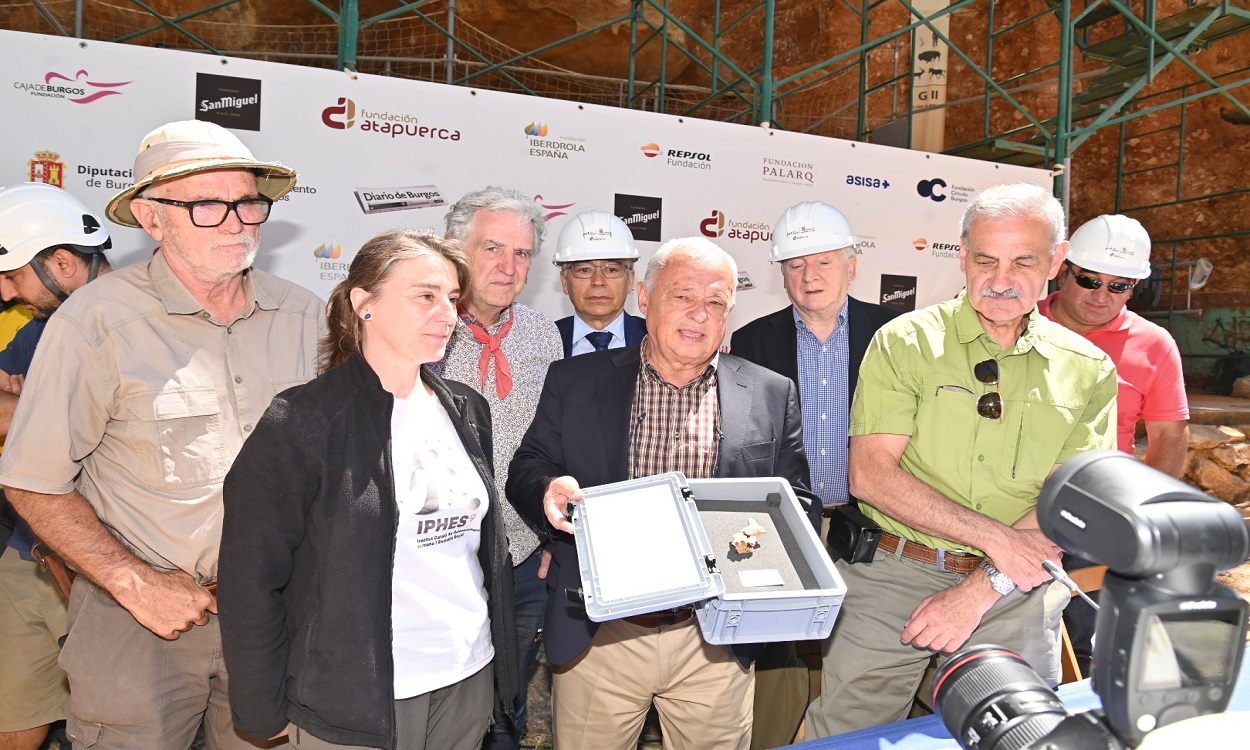 Huguet y los codirectores de Atapuerca, con el Consejero de Cultura, que muestra el fósil de la cara del primer europeo. EP