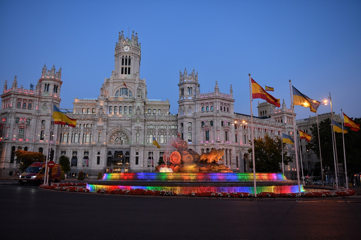 La Plaza de Cibeles, iluminada con los colores del arcoíris. EP