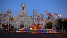 La Plaza de Cibeles, iluminada con los colores del arcoíris. EP