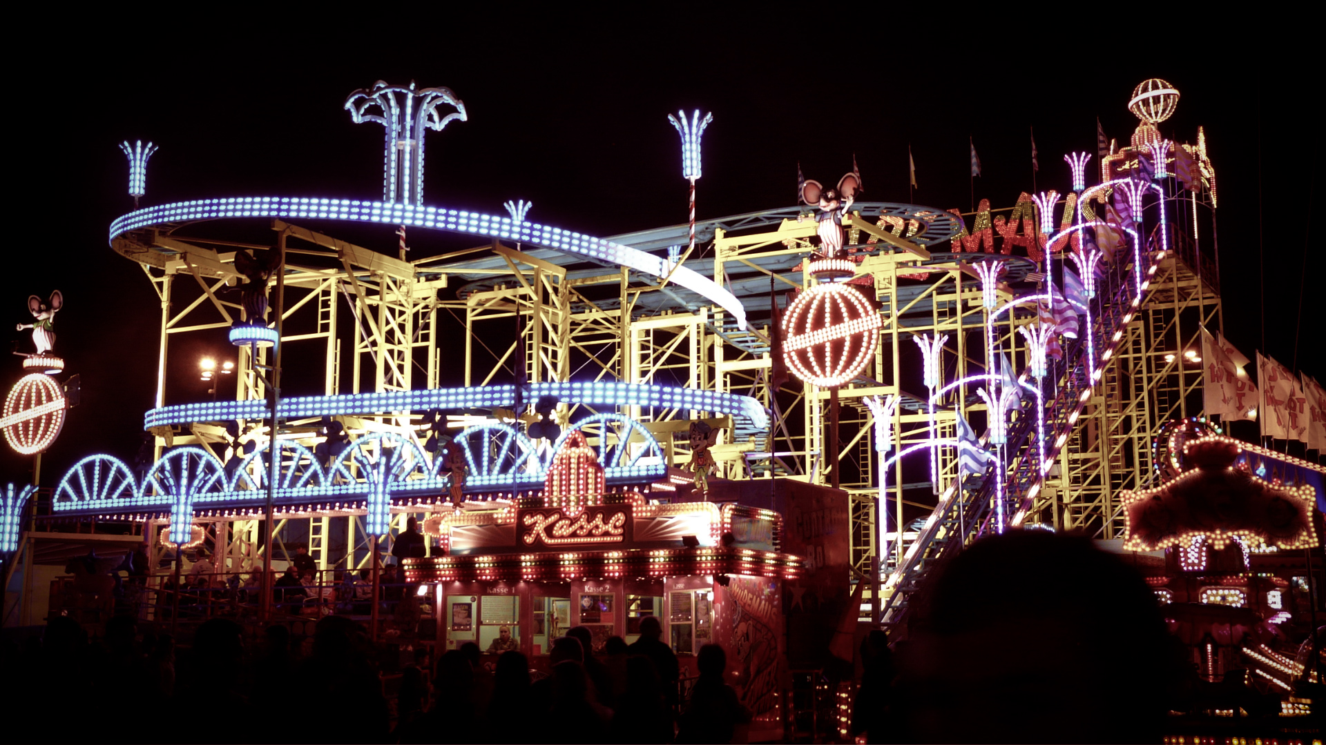 Imagen de archivo de atracciones de feria.