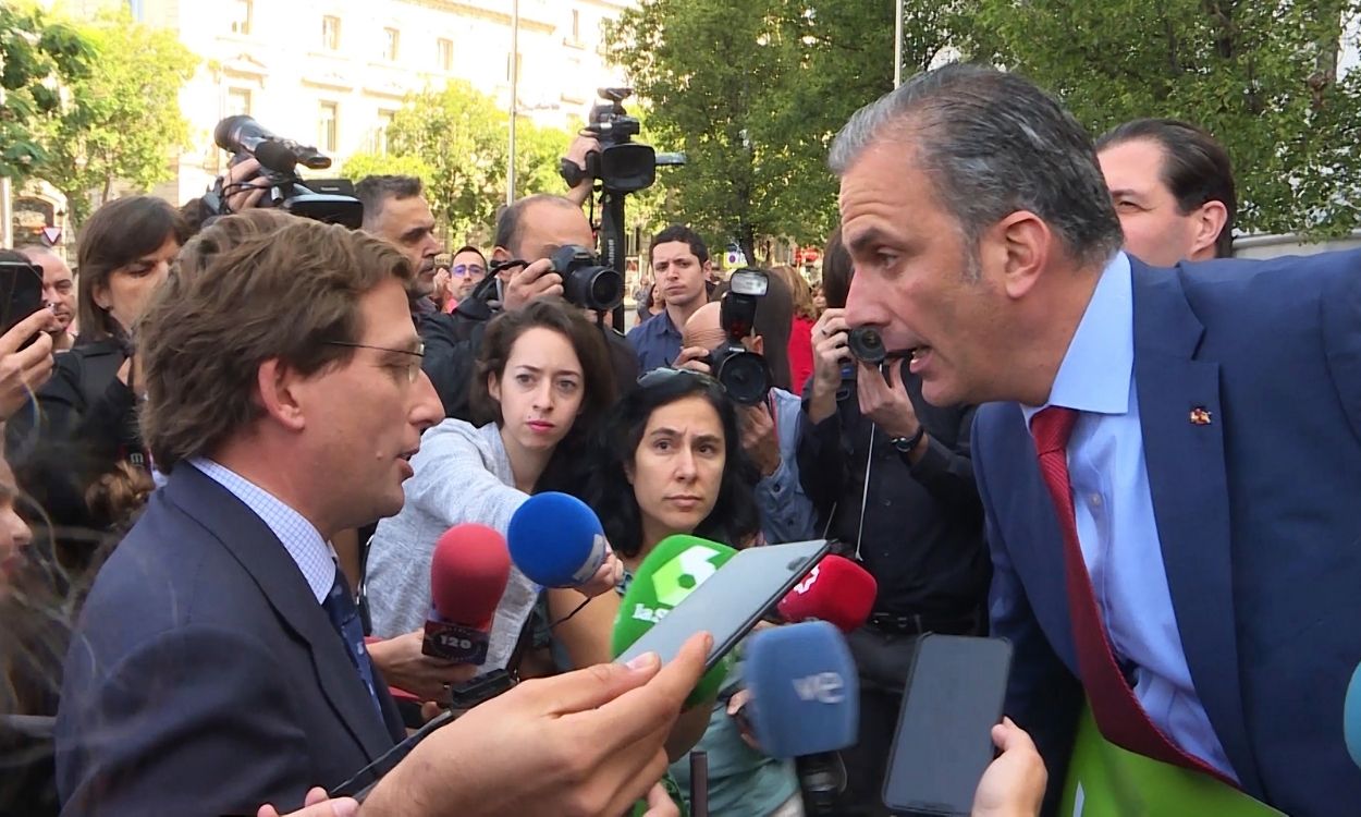El alcalde de Madrid, José Luis Martínez Almeida y el portavoz de Vox en el Consistorio, Javier Ortega Smith.