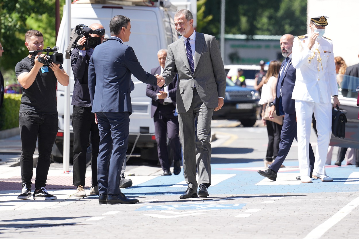 El presidente del Gobierno, Pedro Sánchez, y el rey Felipe VI, saludándose a su llegada al acto en Ermua. EP