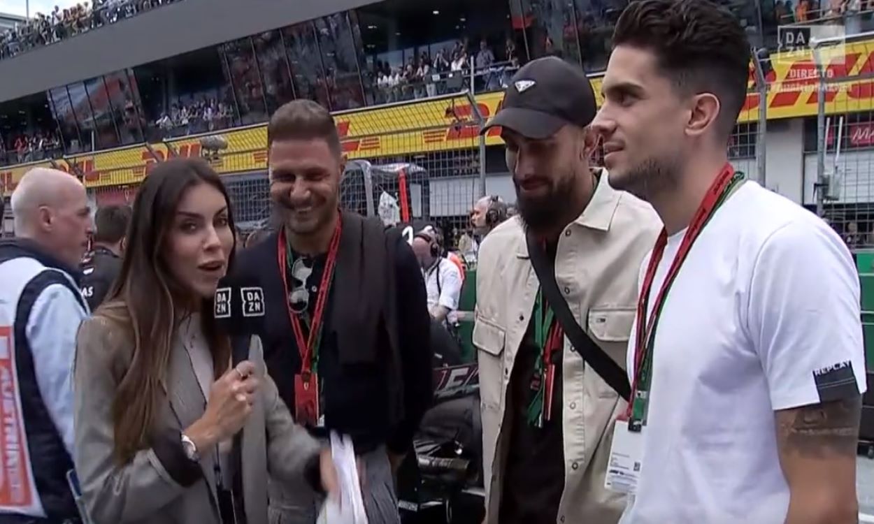 Melissa Jimenez junto a Joaquín, Borja Iglesias y Marc Bartra. DAZN.