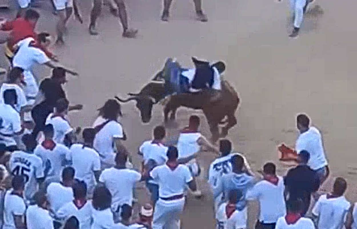 Imagen de una vaquilla asediada en San Fermín