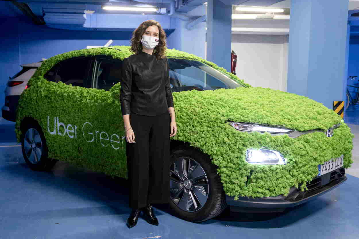 La presidenta de la Comunidad de Madrid, Isabel Díaz Ayuso posando junto a un vehículo Uber Green. Europa Press