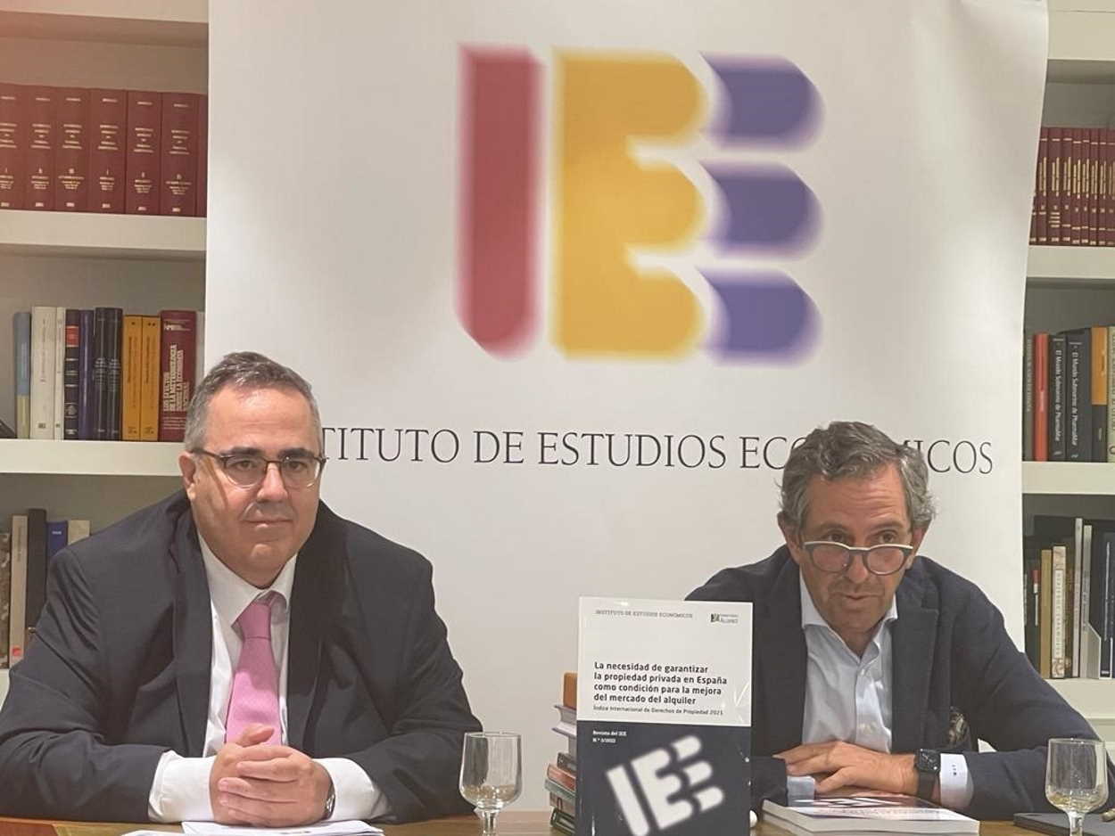 El director general del IEE, Gregorio Izquierdo (Izda), y el presidente del organismo, Íñigo Fernández de Mesa (Dcha), durante la presentación de la revista