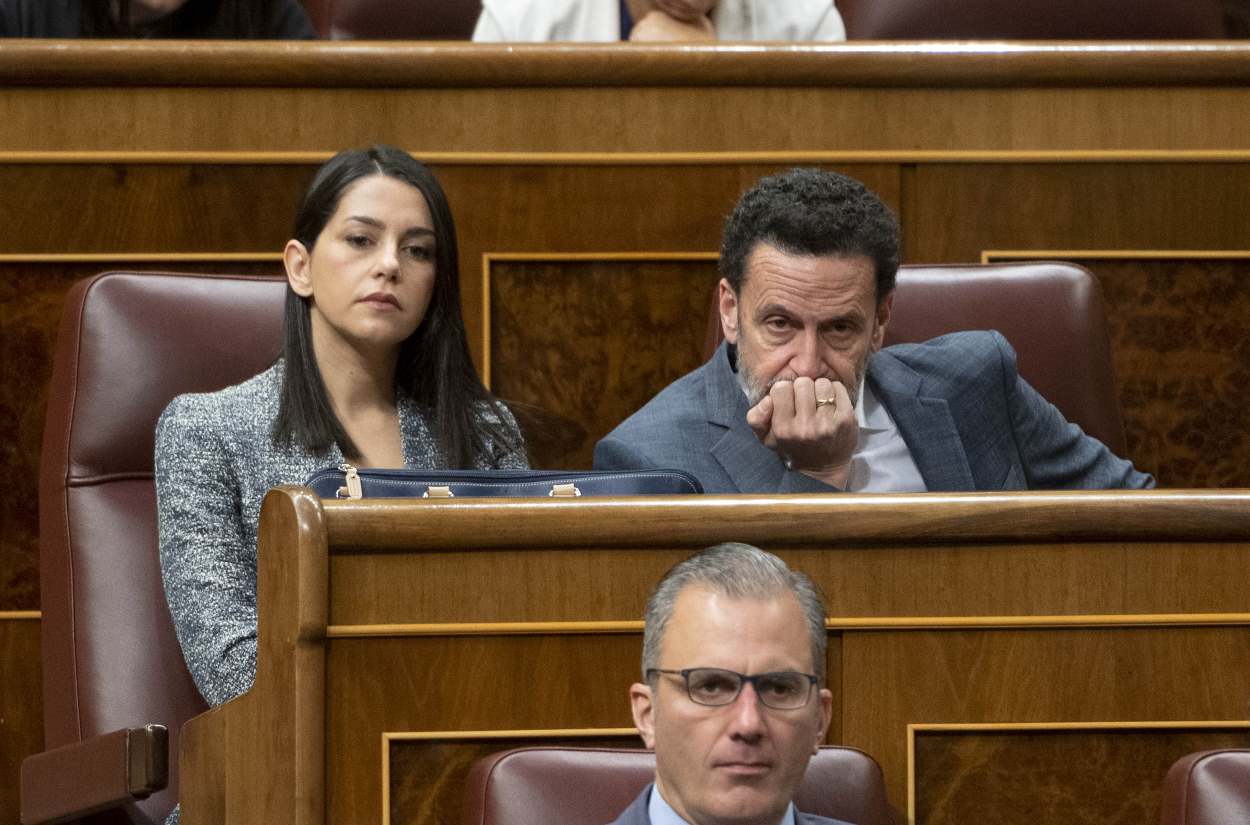 La líder de Cs, Inés Arrimadas, y el portavoz adjunto de Ciudadanos en el Congreso, Edmundo Bal, en una sesión plenaria en el Congreso de los Diputados