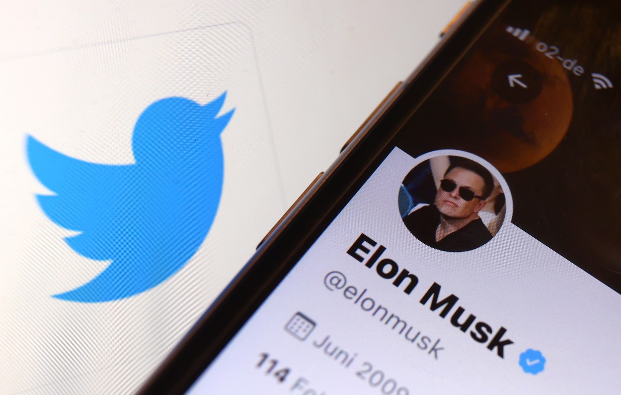 Fotomontaje de la cuenta de Twitter de Elon Musk y el logo de la compañía. EP.