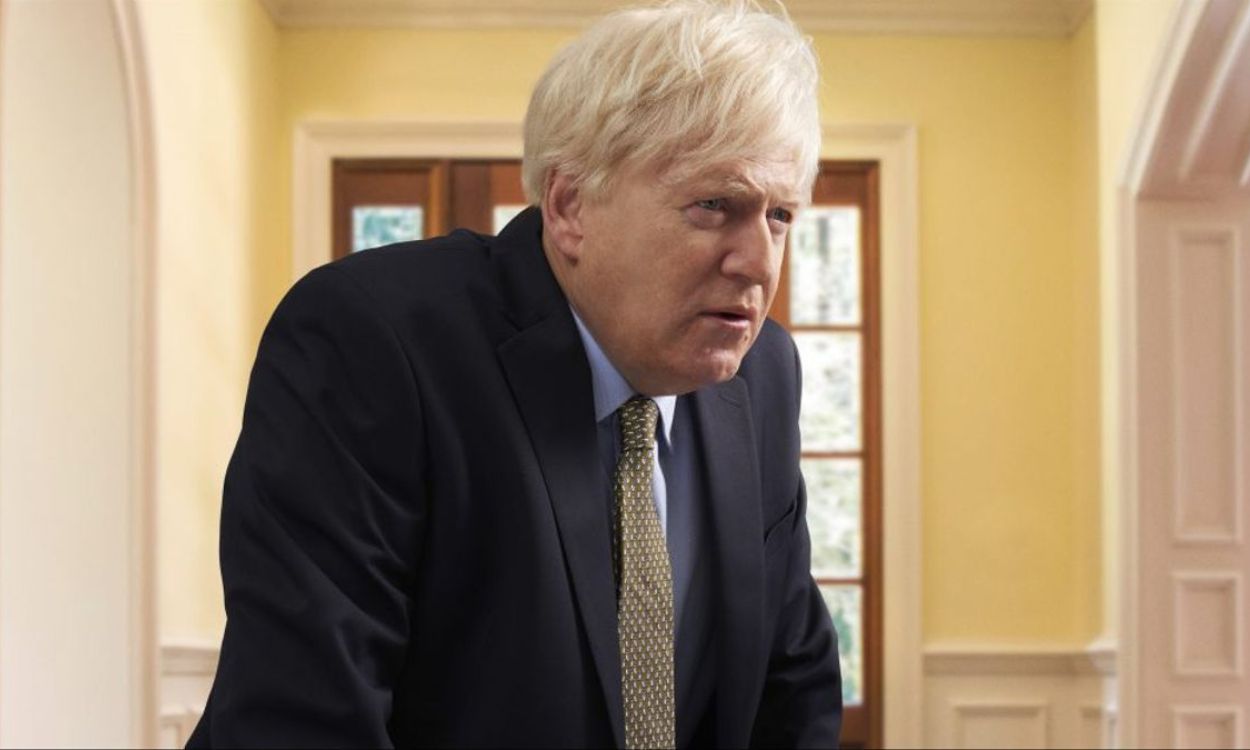 Kenneth Branagh caracterizado como Boris Johnson. Movistar+.