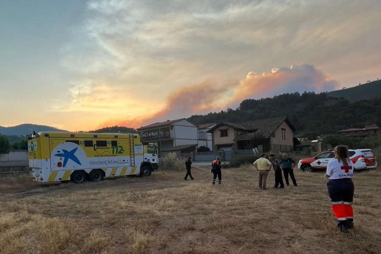 El Puesto de Mando Avanzado desde donde coordinan las labores de extinción del incendio de Las Hurdes. EP