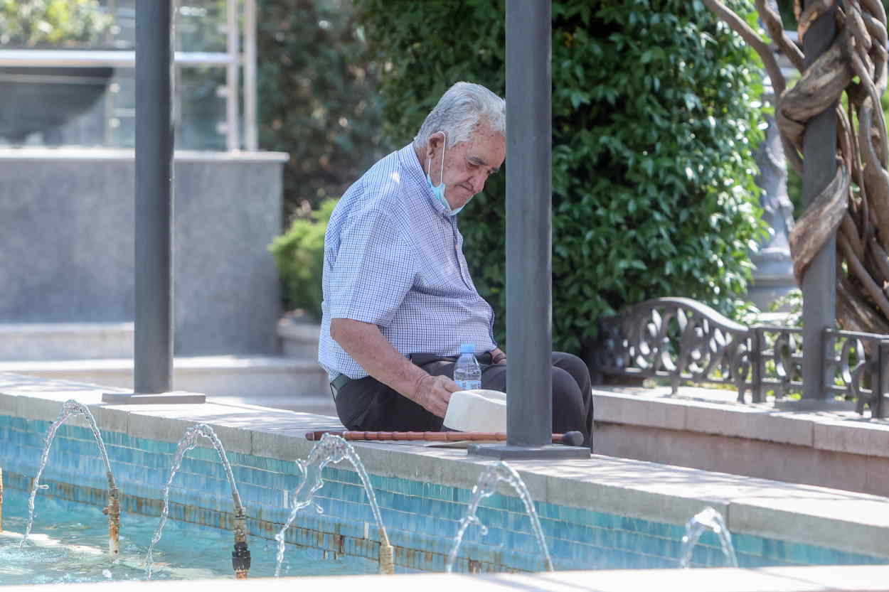 Un hombre sentado a la sombra durante la segunda ola de calor del verano pasado en Madrid- E.P