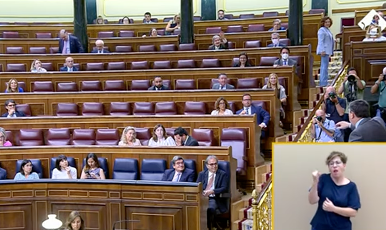 Imagen de la bancada de la derecha ante el discurso de Aitor Esteban