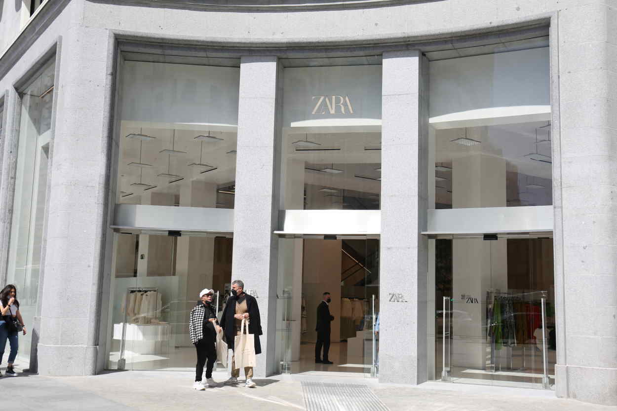 Fachada del centro de Inditex con las tiendas de Zara y Stradivarius, en Madrid. Europa Press