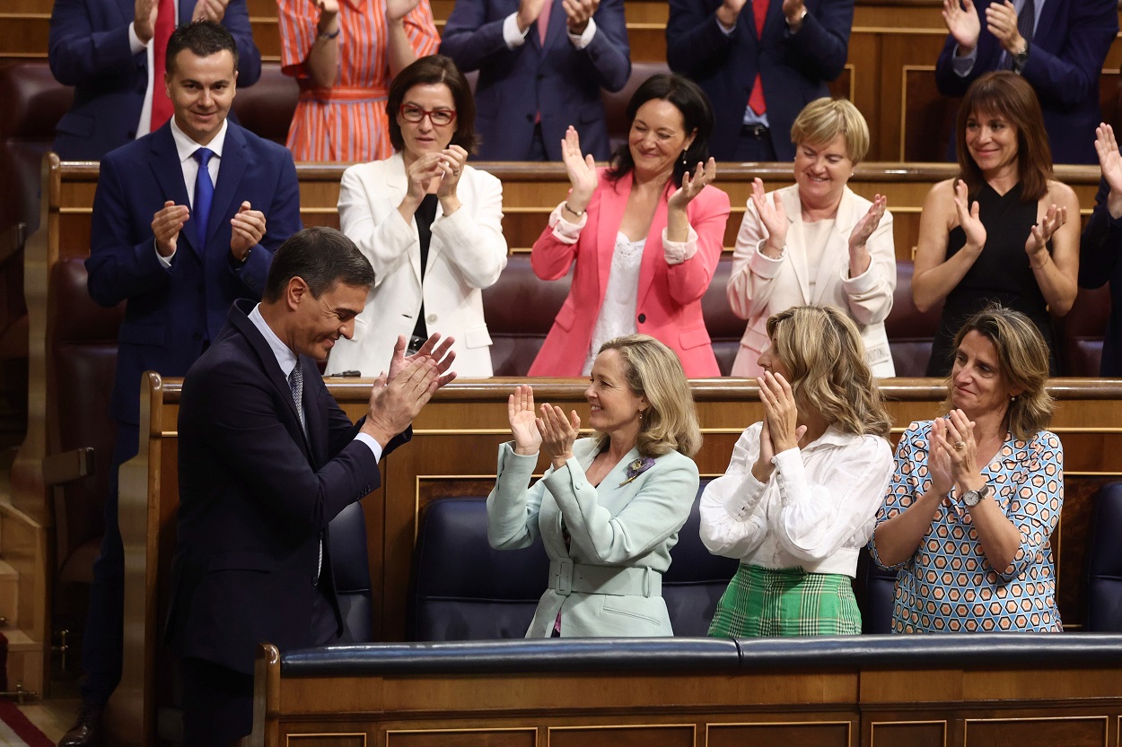 La bancada socialista y el Gobierno al completo aplauden a Pedro Sánchez en el Debate del Estado de la Nación. EP