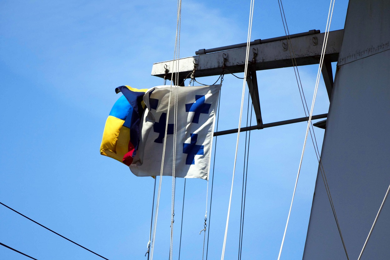 Bandera en un buque de Ucrania en el mar Negro. EP.