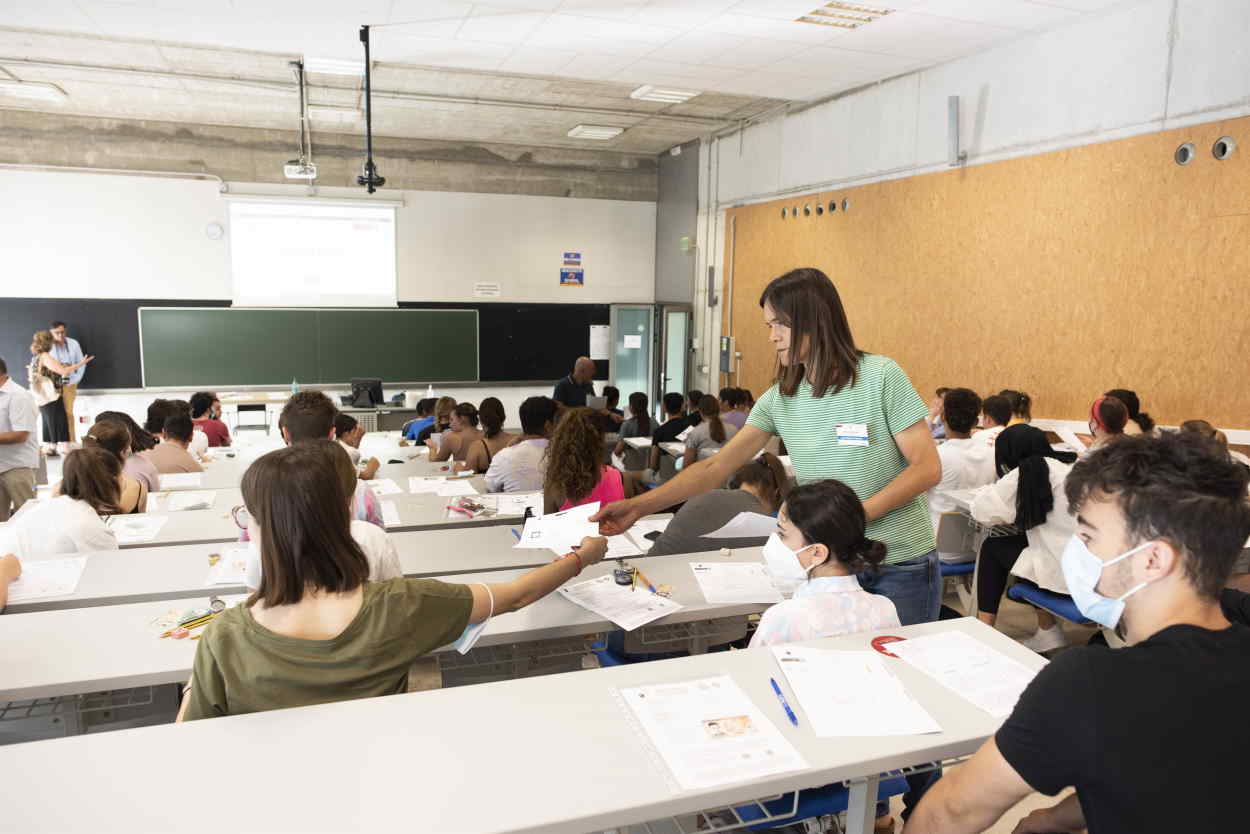 Jóvenes preuniversitarios realizando exámenes de la EBAU en Navarra- E.P