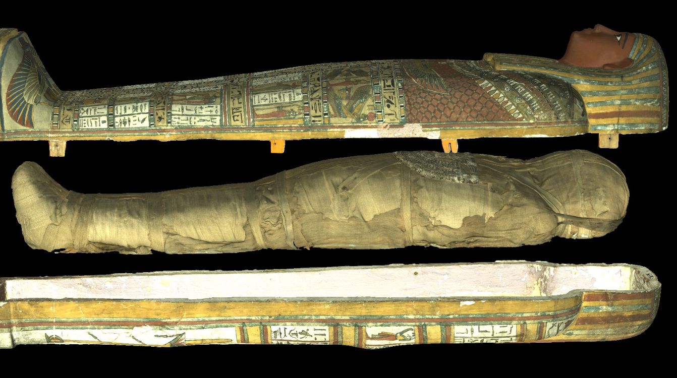 Sarcófago de la momia de Penamunnebnesuttawy abierto © Trustees of the British Museum.