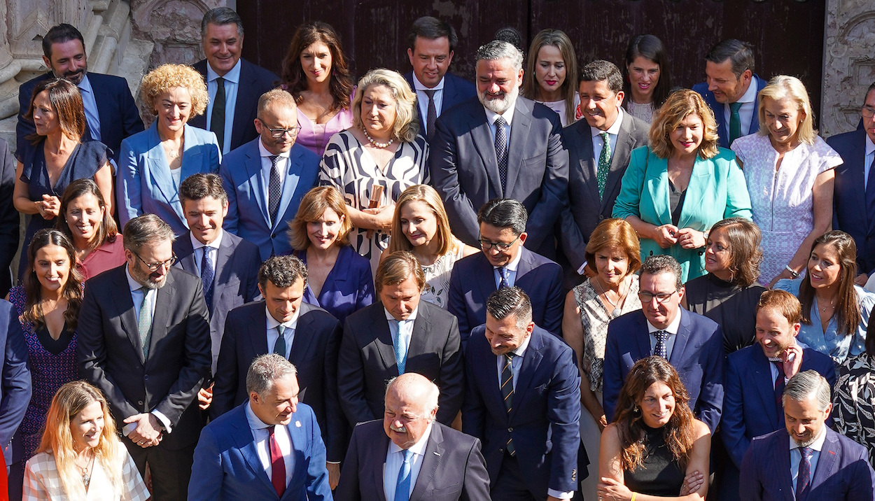 Foto de familia del grupo parlamentario del PP antes de la sesión constitutiva del Parlamento. EDUARDO BRIONES