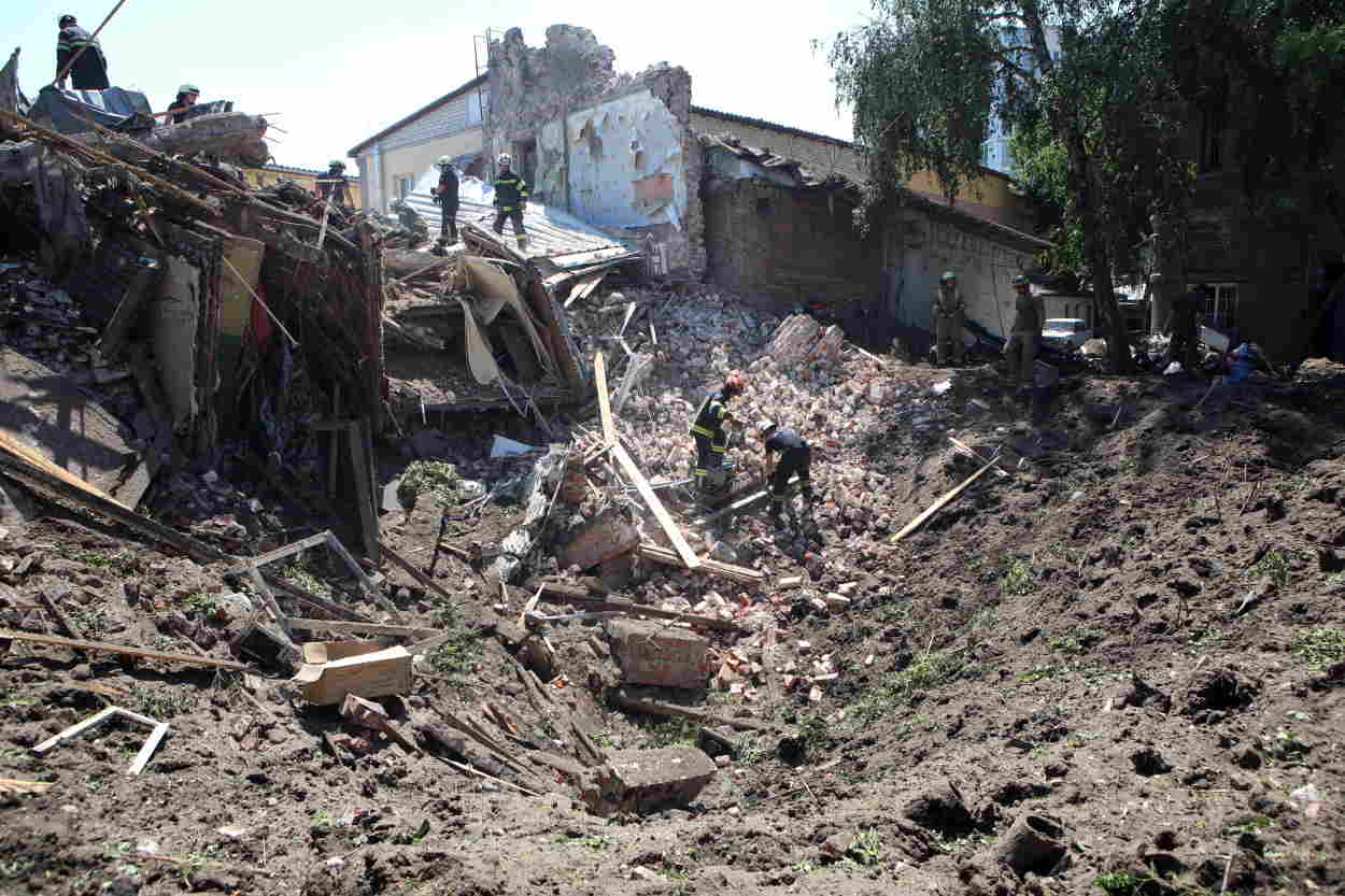 Los servicios de emergencia ucranianos trabajan en la limpieza de un edificio destruido por misiles rusos en Kharkiv. EP