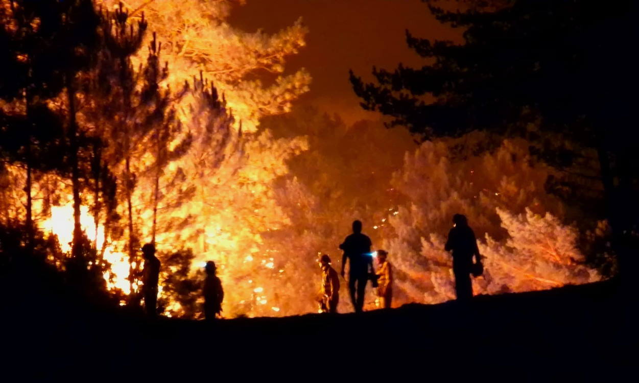 Los bomberos trabajan en la extinción de las llamas en Monsagro (Salamanca). Junta de Castilla y León.