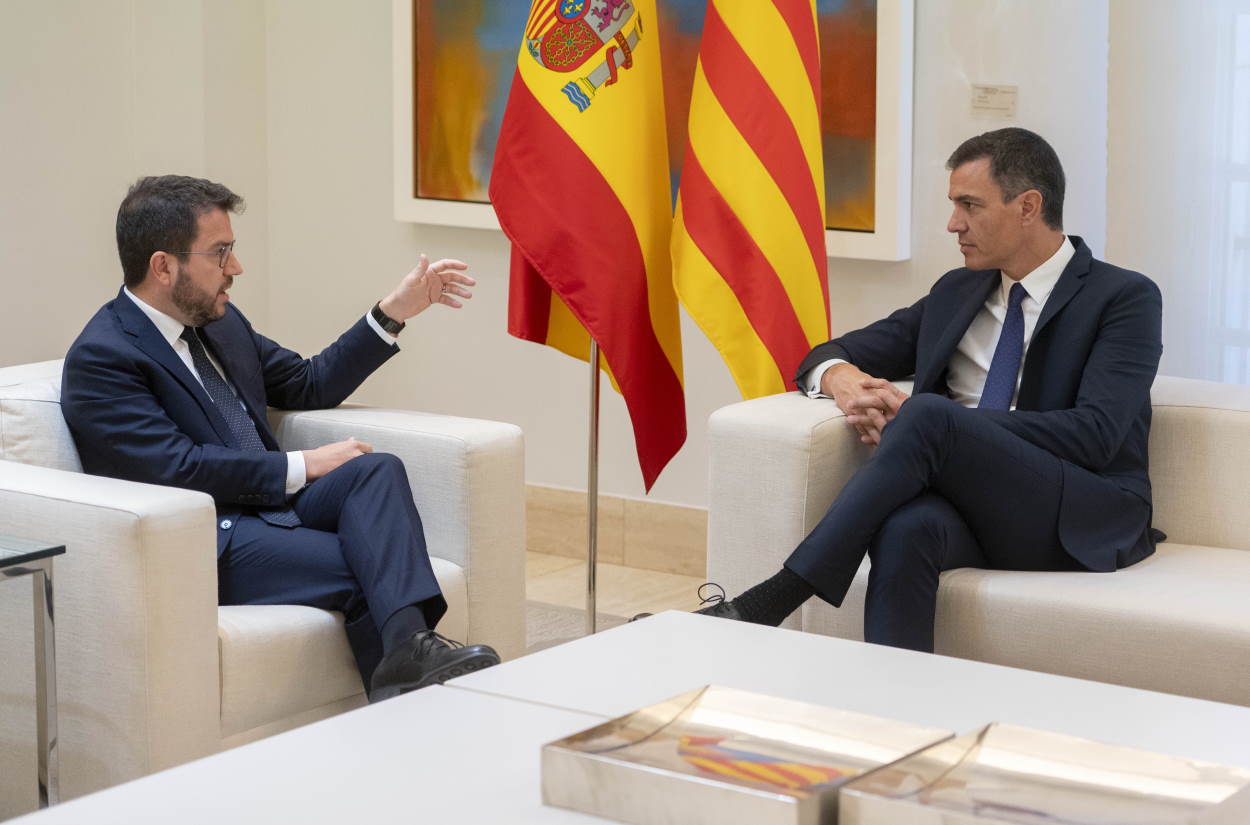 El presidente del Gobierno, Pedro Sánchez, conversa con el presidente de la Generalitat, Pere Aragonès, en Moncloa. EP