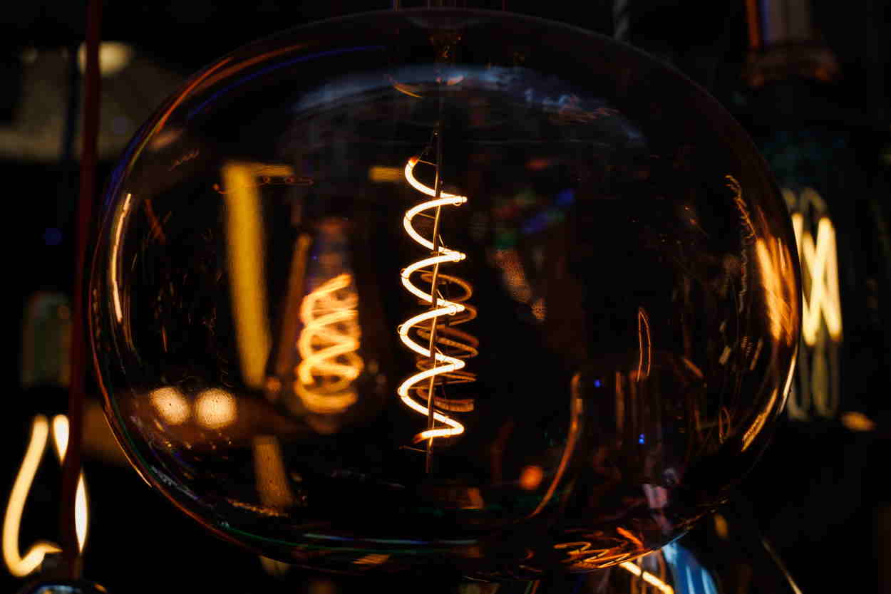 Una bombilla en una tienda de lámparas en una foto de recurso. EP